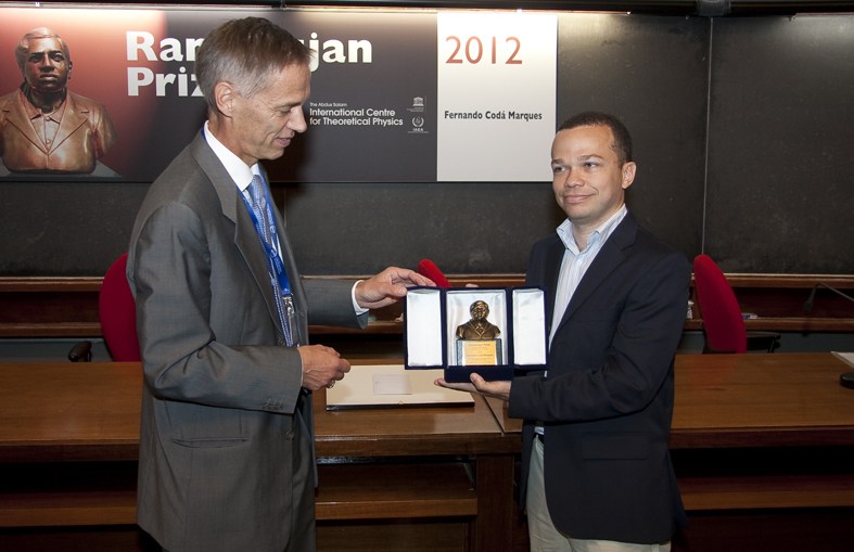 Helge Holden awarding Fernando Codá Marques