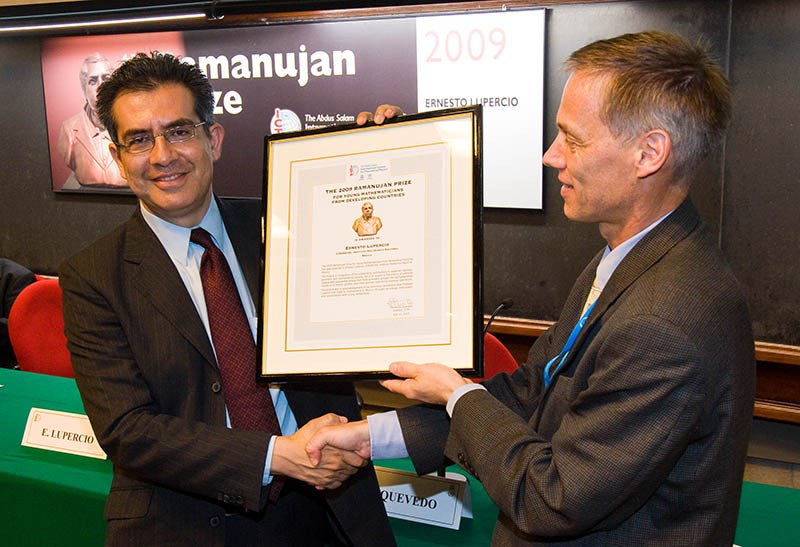 Ernesto Lupercio receiving the Ramanujan Prize from Helge Holden, Chairman of the Abel Fund
