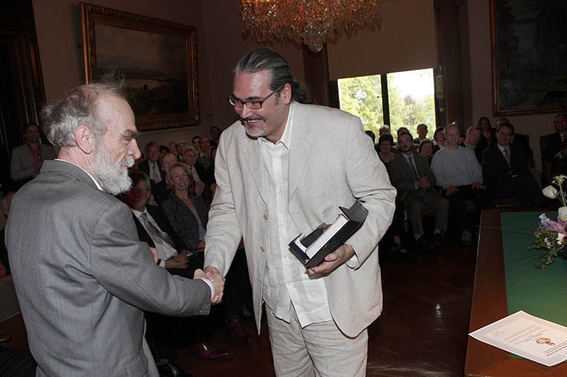 Enrique R. Pujals receiving the 2008 Ramanujan Prize from Abel Laureate Mikhail L. Gromov (Photo: Knut Falch/Scanpix)