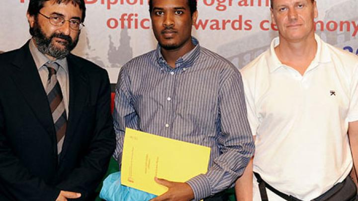 ICTP Diploma alumnus Hussen Seid Endris (center) with ICTP DIrector Fernando Quevedo (left) and ESP scientist Fred Kucharski at the 2010 Diploma graduation ceremony