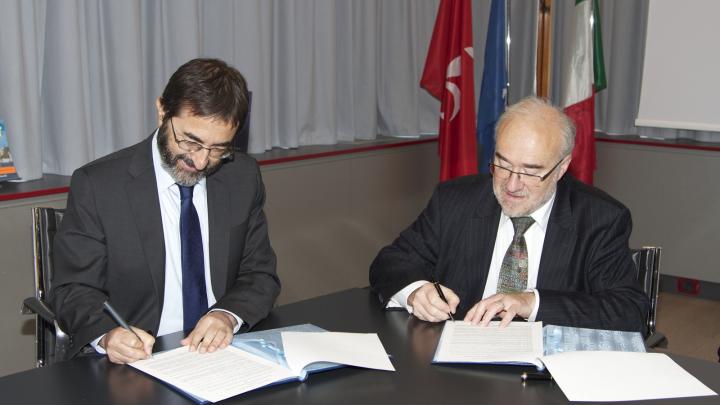 ICTP Director Fernando Quevedo and WMO Secretary General Michel Jarraud sign the MoU