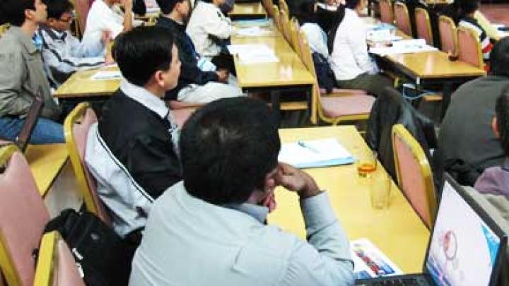 ICTP physicist Erio Tosatti (top right corner) lecturing at nanophysics workshop in Hanoi.