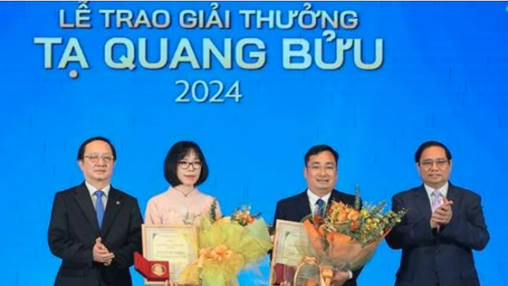 PM Pham Minh Chinh (first, right) and Minister of Science and Technology Huynh Thanh Dat (first, left) present the Ta Quang Buu Awards 2024 to Dr. Nguyen Thi Kim Thanh (second, left) and Assoc. Prof. Dr. Tran Manh Tri on May 15. (Photo: VNA)