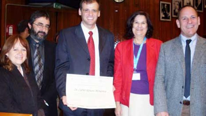Mendonca (centre), with ICTP Director Fernando Quevedo (left, with Mrs. Quevedo),  and ICO President Maria Calvo (right) and ICTP researcher Joseph Niemela.