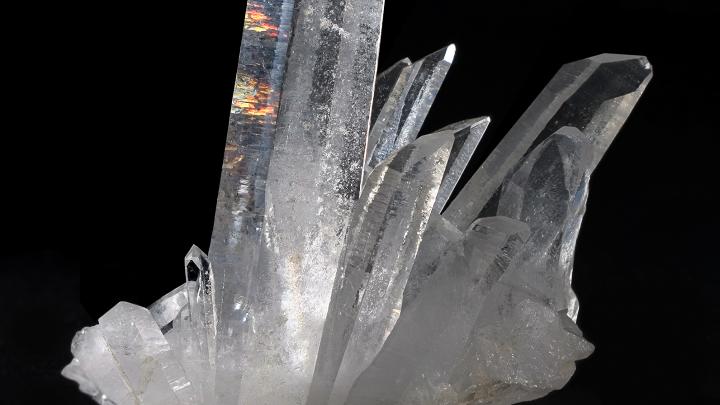 Between quartz and glass