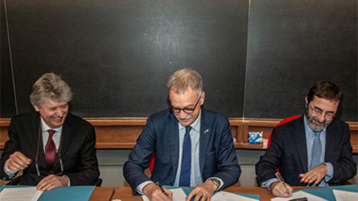From left: SISSA Director Stefano Ruffo, Trieste University Rector Maurizio Fermeglia, and ICTP Director Fernando Quevedo signing the agreement for the Trieste Institute for the Theory of Quantum Technologies