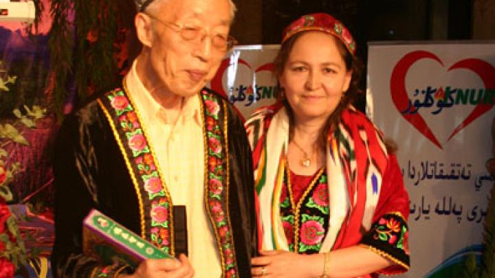 ICTP Diploma alumna Sayipjamal Dulat (right) with her supervisor, Professor Chao-Zheng Zha